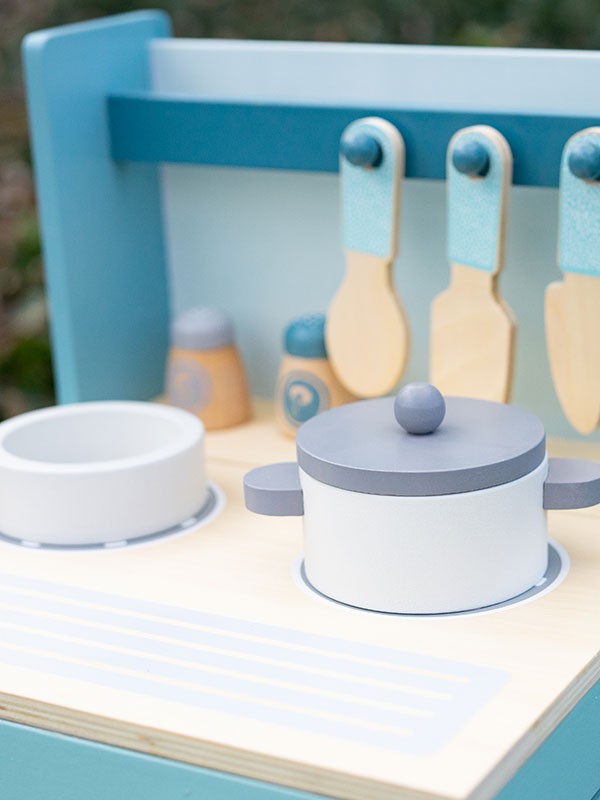 Label Label - opvouwbaar fornuis - groen met houten potten, pannen en keukengerei in zachte kleuren.